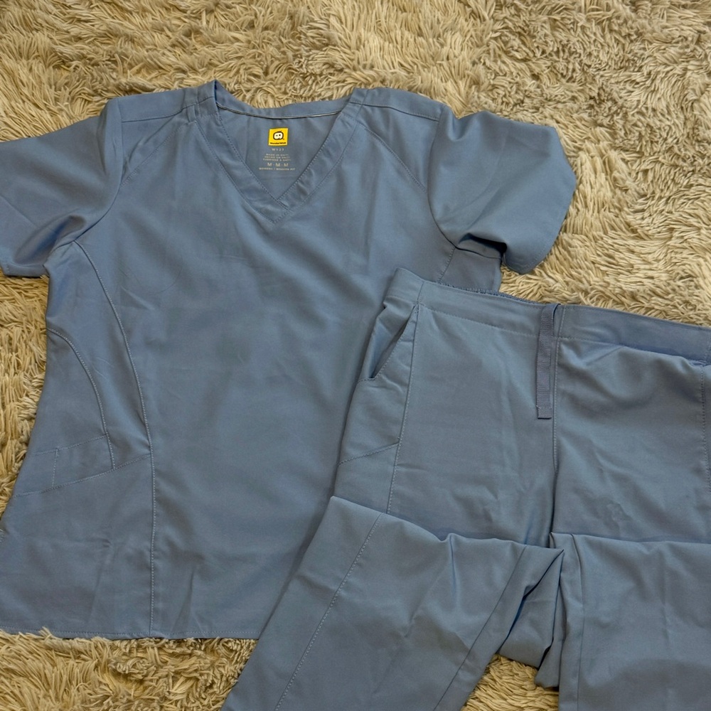 WonderWink Women's Modern Fit‎ Scrub Set. Size Medium Ceil Blue